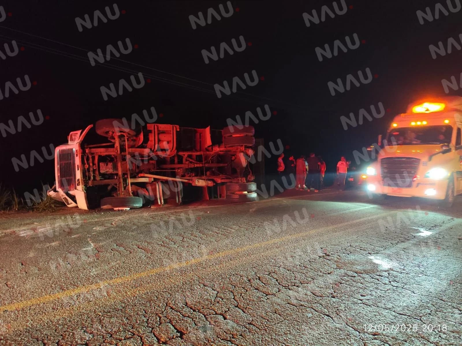 Volcadura de camión de volteo en Tapachula deja solo daños materiales