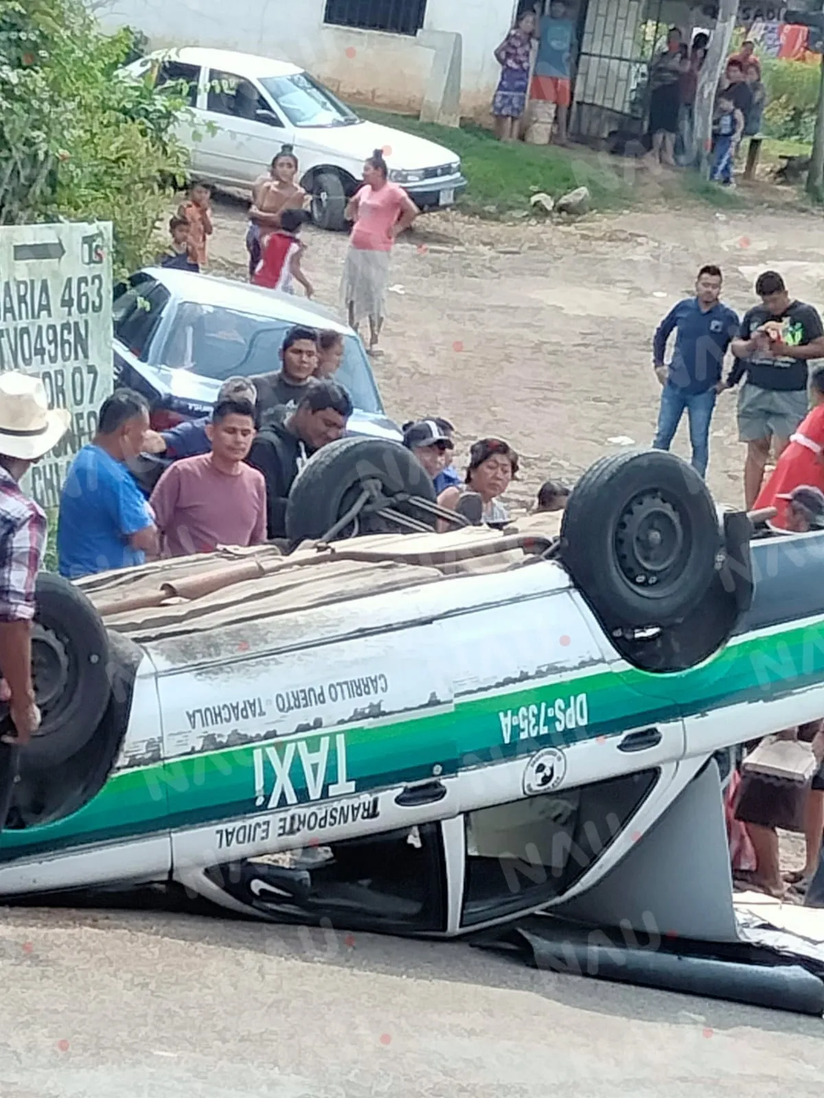Vuelca taxi