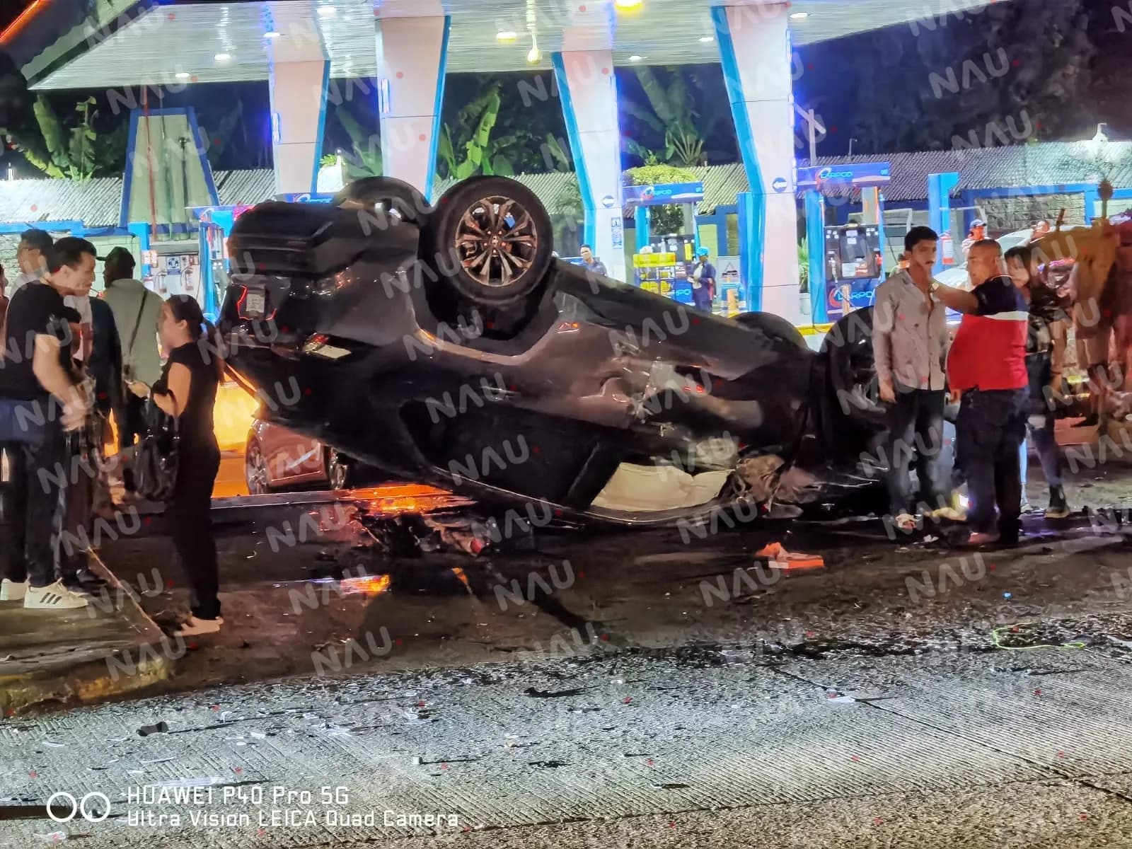 Vuelca carro tras choque en el par vial