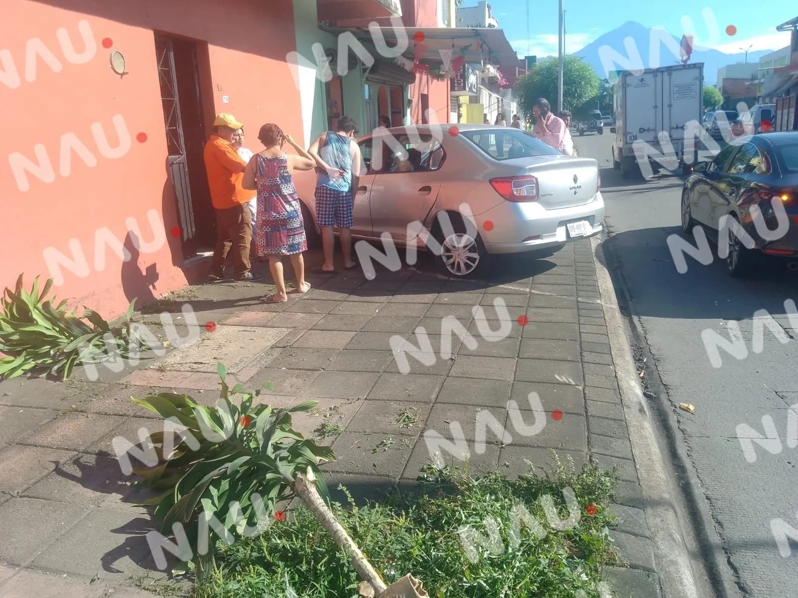 Chocó contra una casa luego de que un vehículo le hizo corte de circulación