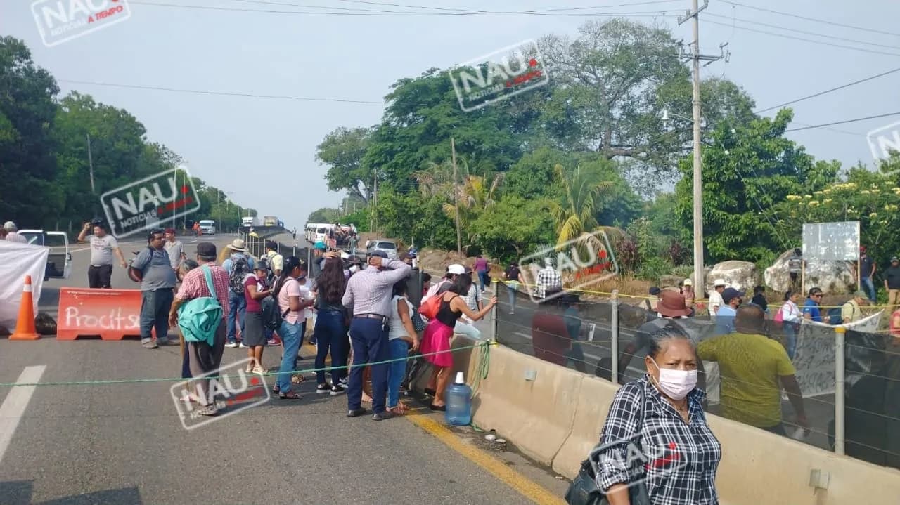 Desde las 10 se mantiene bloqueada la carretera costera.