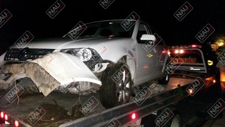 Dejan abandonado un vehículo volcado