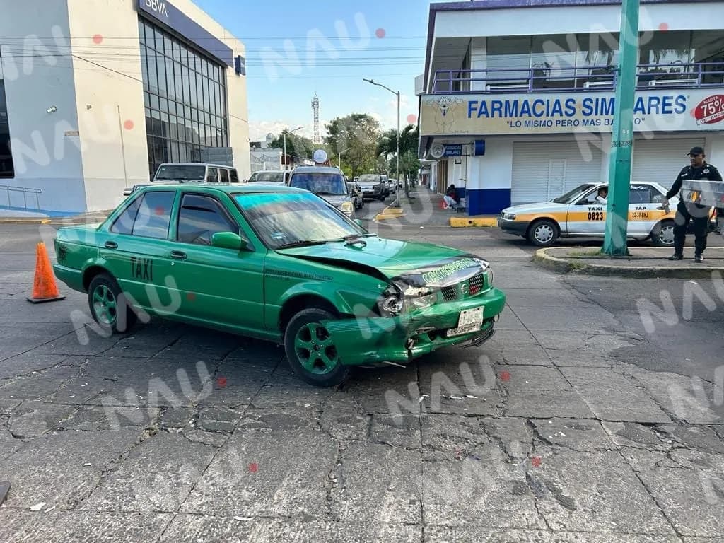 Chocan dos taxis foráneos