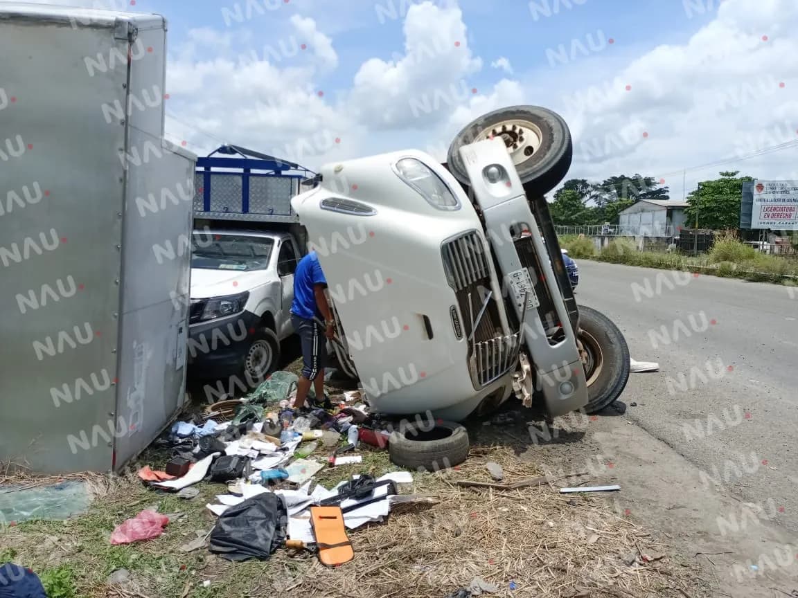 Camión terminó volcado