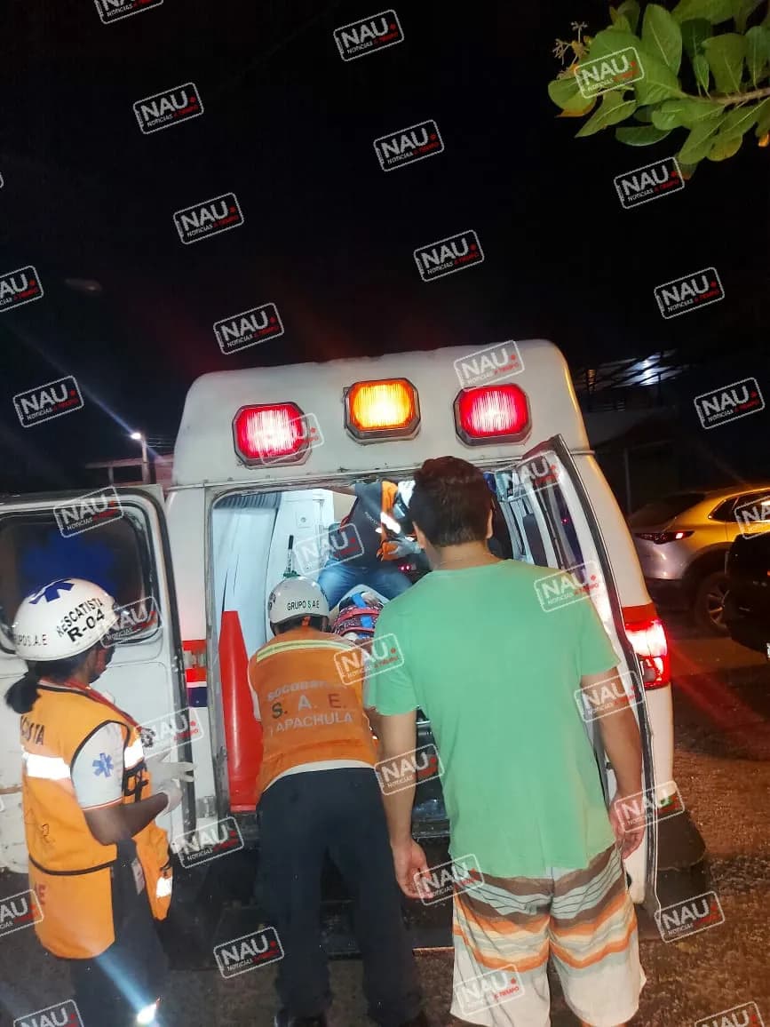 Señora cae de una escalera metálica de 5 metros.