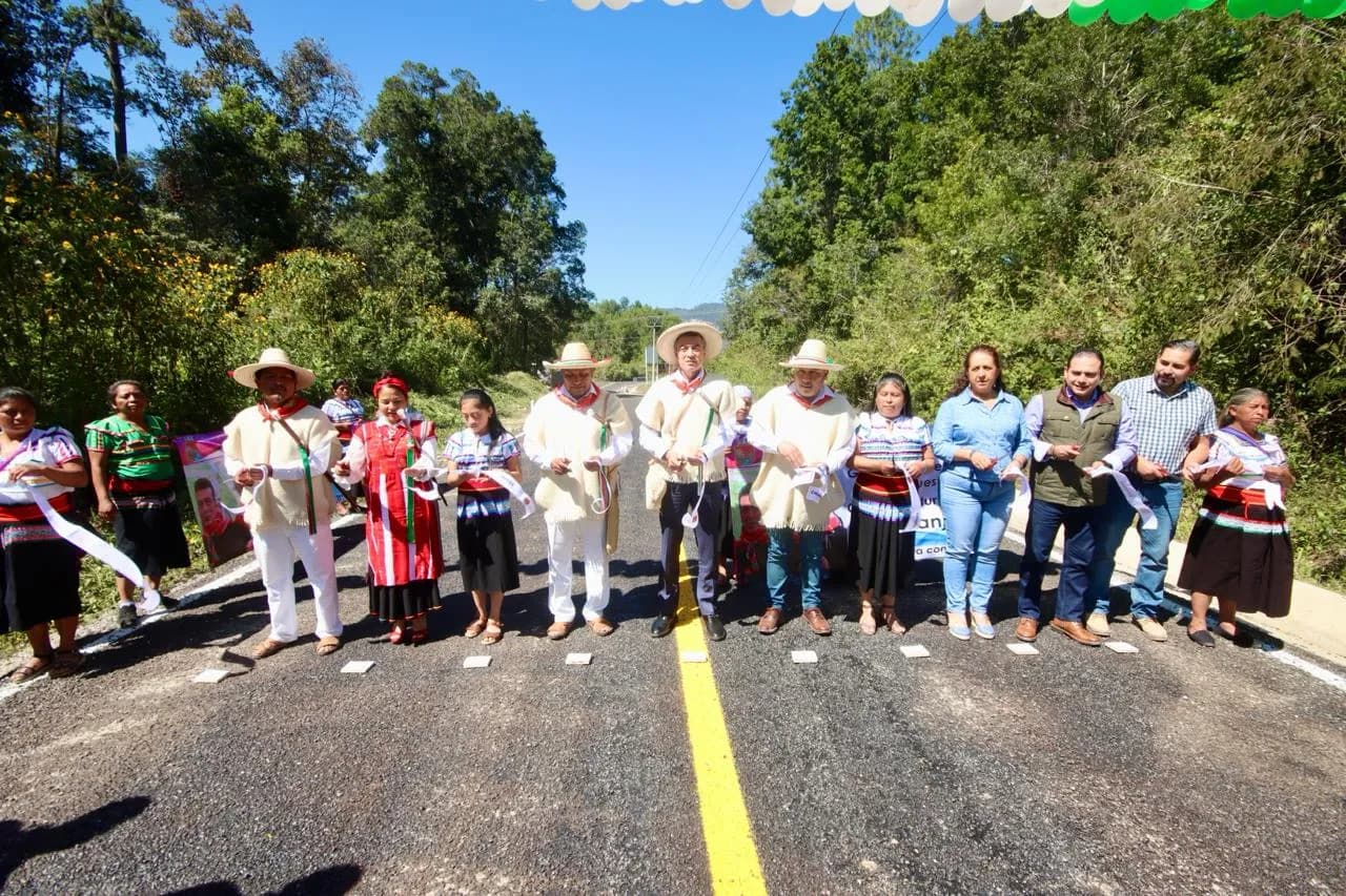 En Chanal, Rutilio Escandón inaugura construcción del camino Chanal-La Mendoza-Sakchibalte