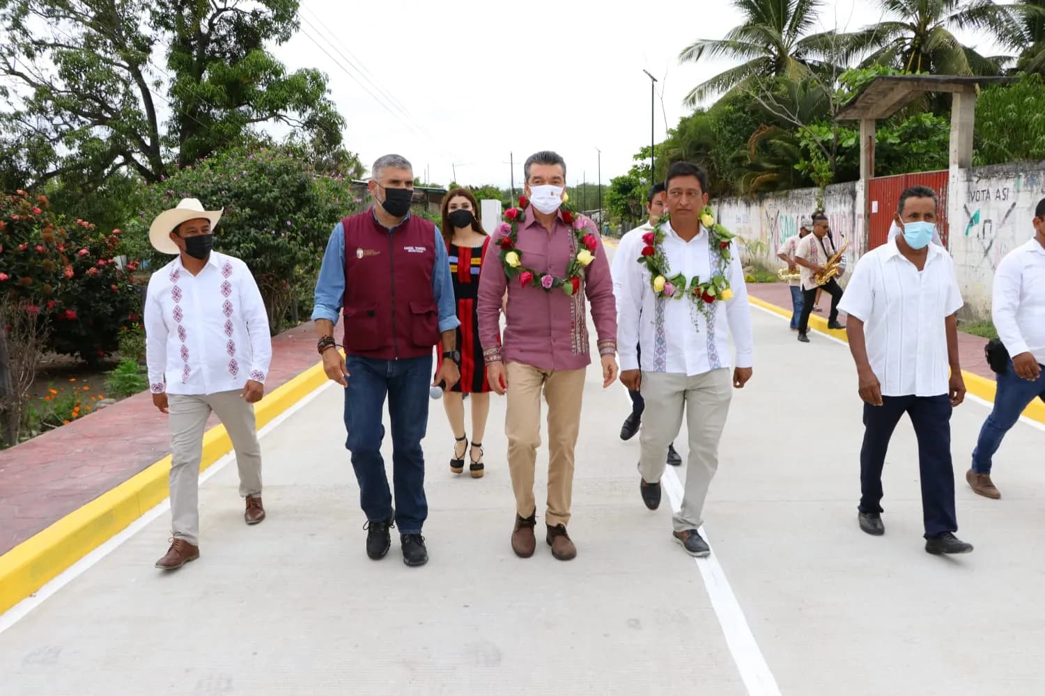 En Pijijiapan, Rutilio Escandón inaugura pavimentación de calles en la localidad Las Brisas