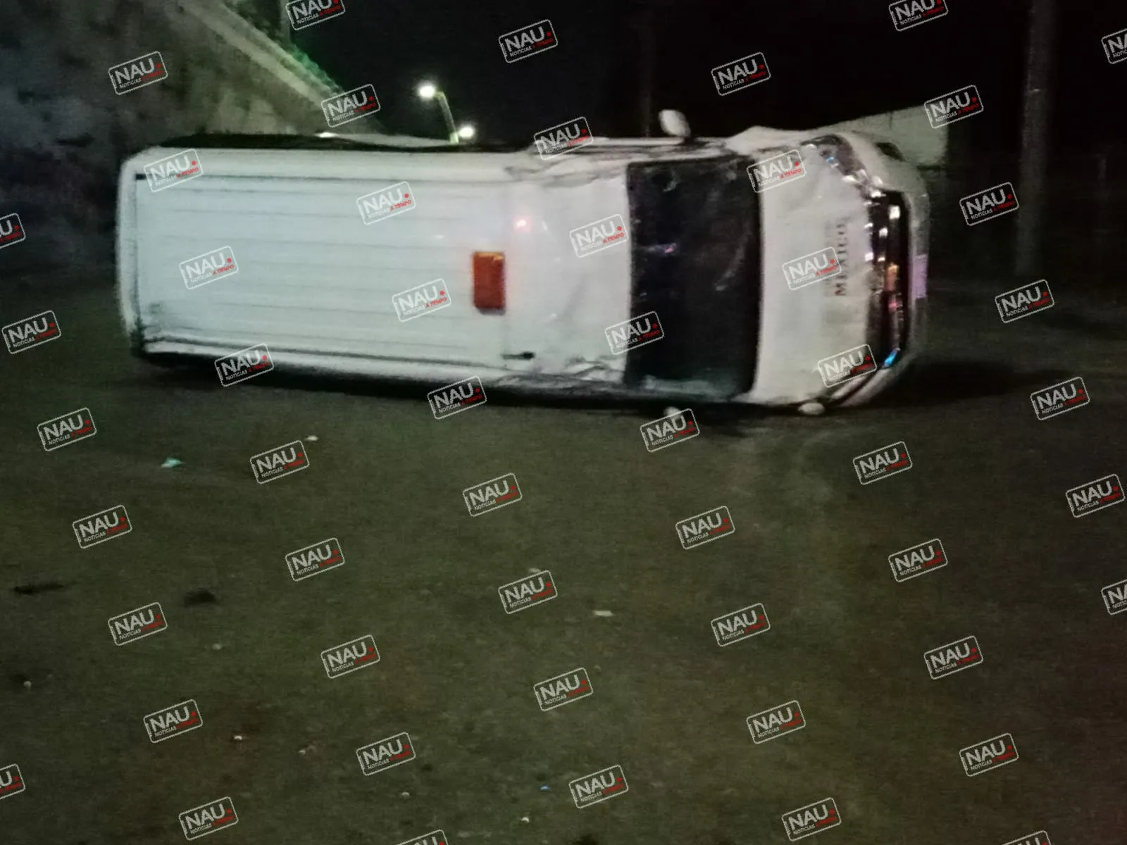 Camioneta de migración vuelca al ser chocada por otro vehículo a la altura de Sam’s Club.