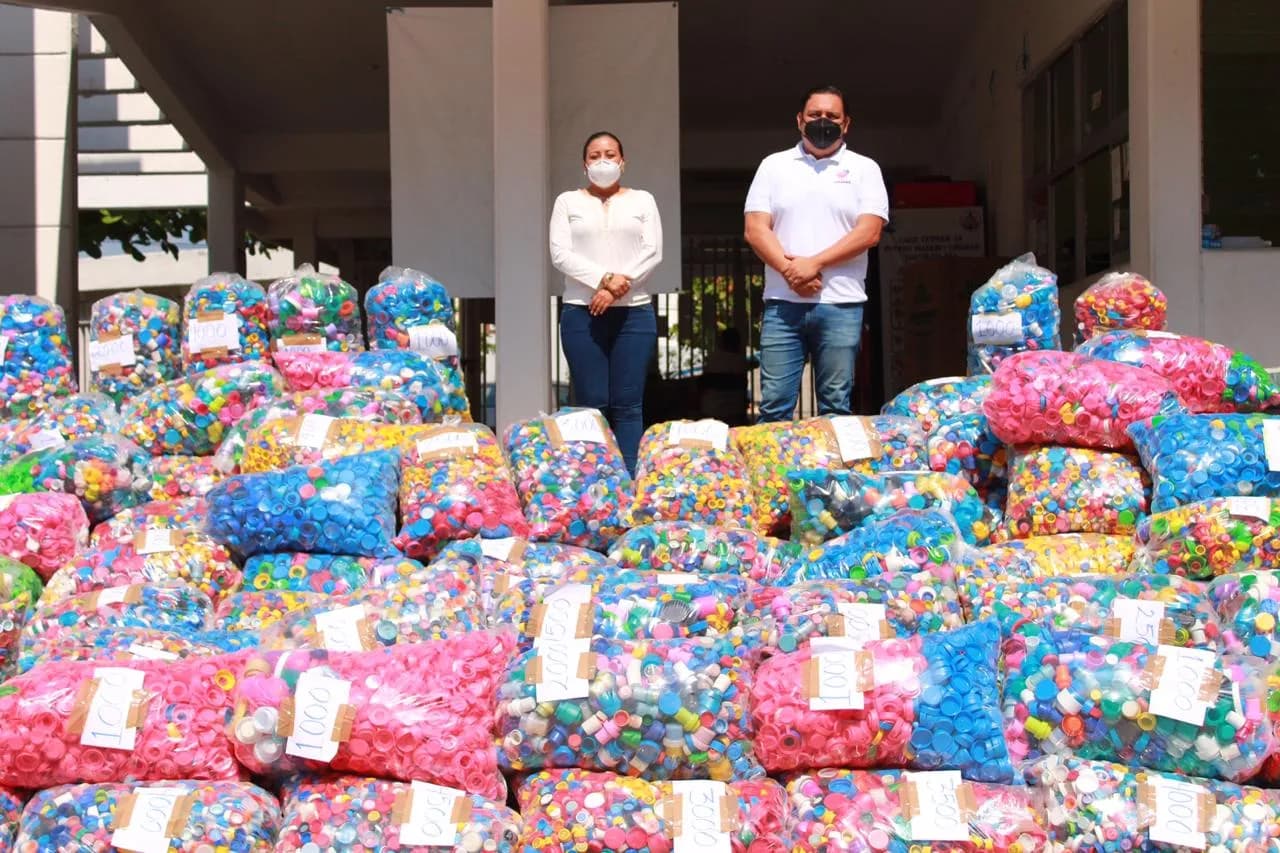 Aída Flores Vázquez entrega más de 300 mil tapitas al DIF Regional