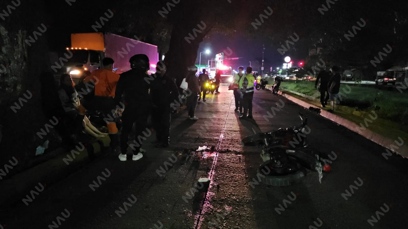 Dos jóvenes lesionados al derrapar en motocicleta en la 7ª Sur de Tapachula