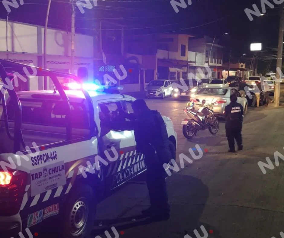 CONDUCTOR CHOCA CONTRA MOTOCICLETA, INTENTA HUIR Y TERMINA IMPACTANDO UN TAXI EN TAPACHULA