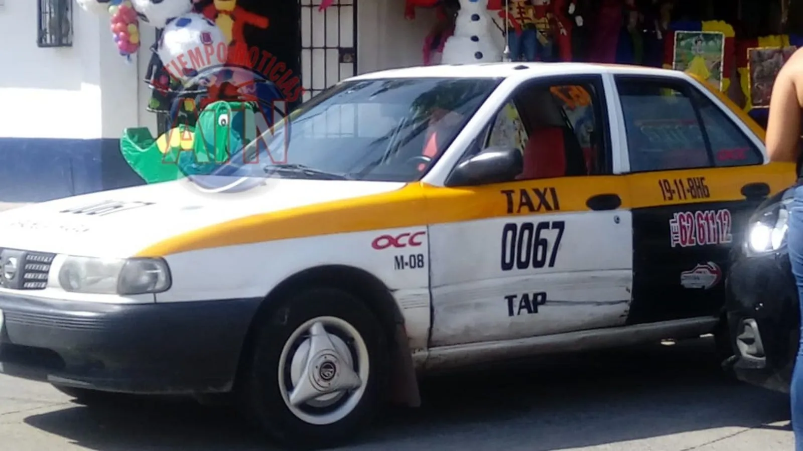 Vehículo particular y taxi chocaron
