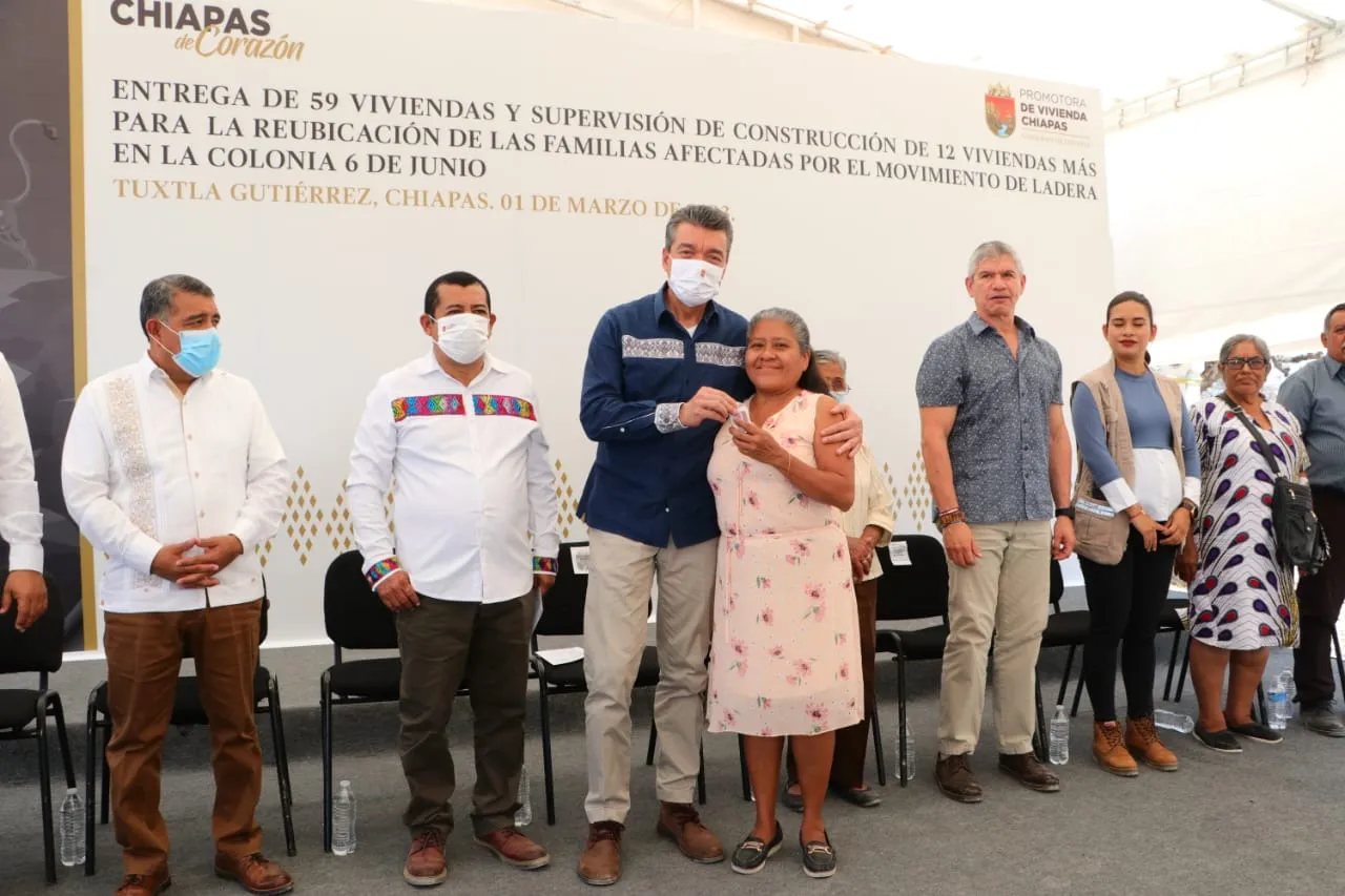 En El Jobo, Rutilio Escandón entrega viviendas a 59 familias afectadas por movimiento de ladera