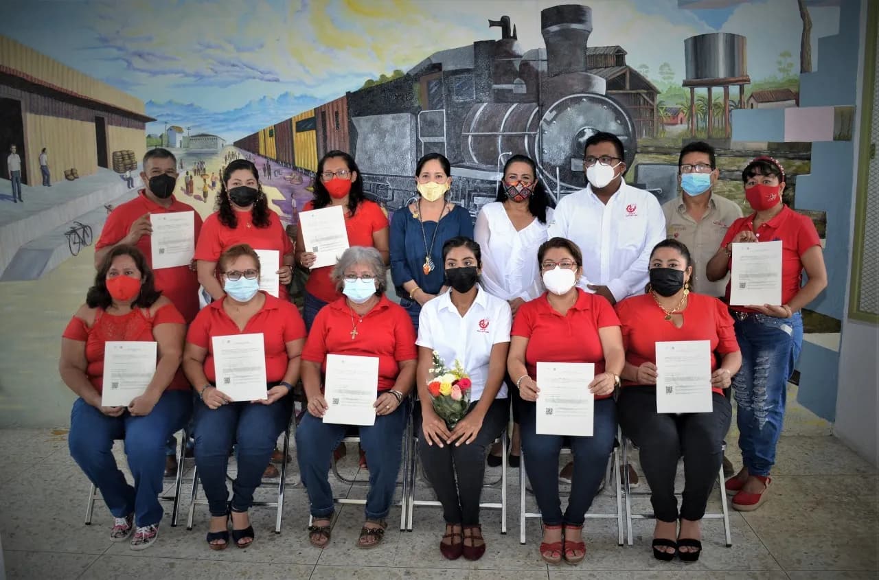 ENTREGAN CONSTANCIAS AL CULMINAR CURSO DE CAPACITACIÓN DE COSTURA BÁSICA