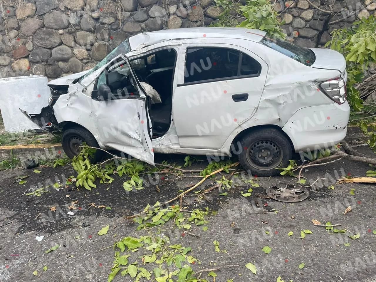 Volcó después de ser impactado por otro vehículo