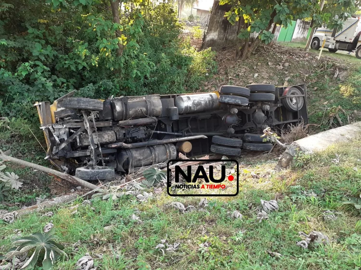 Un lesionado y daños materiales por volcadura en la Costera