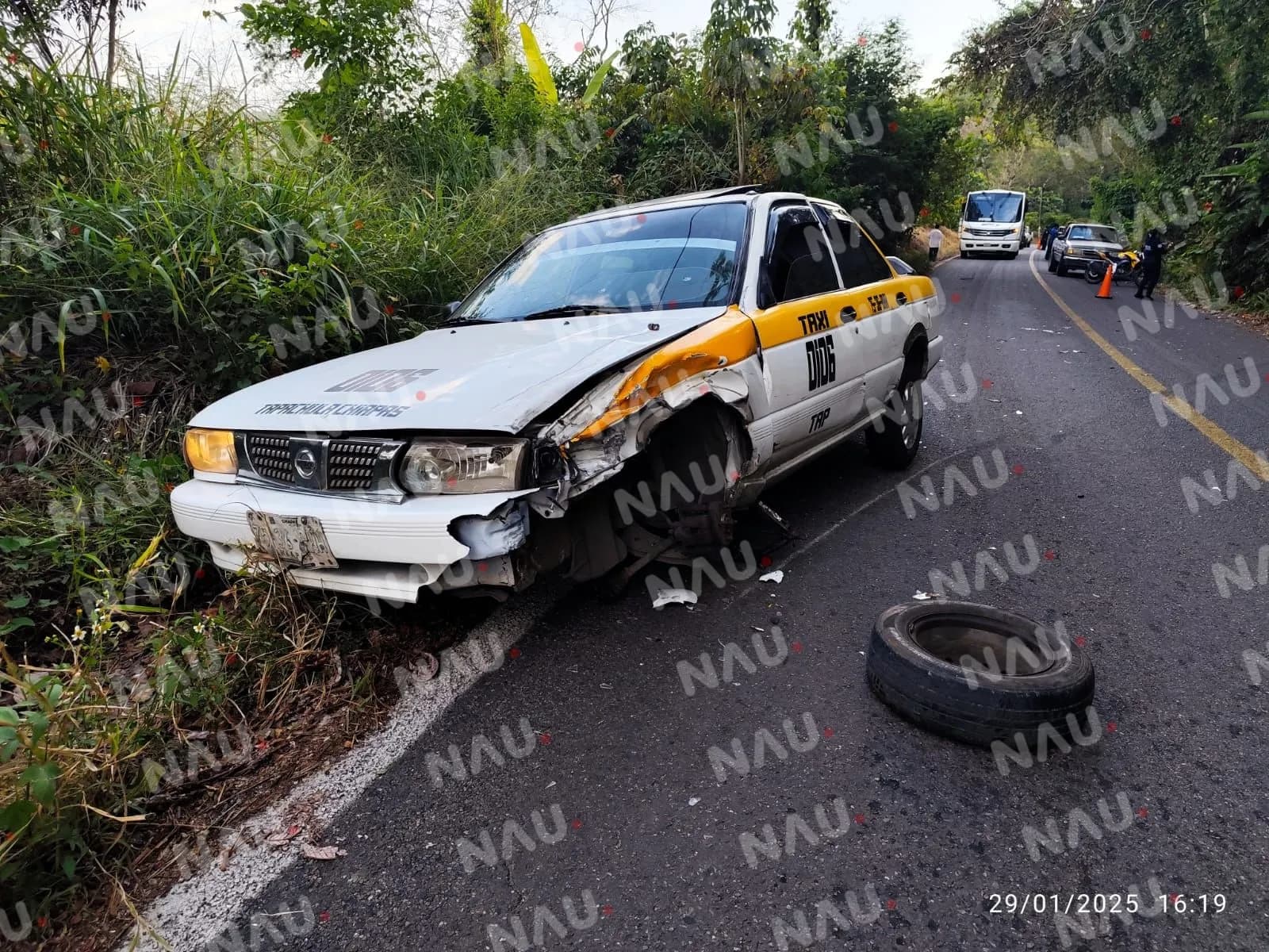 Dos maestras resultan lesionadas en accidente; conductor de taxi huye del lugar