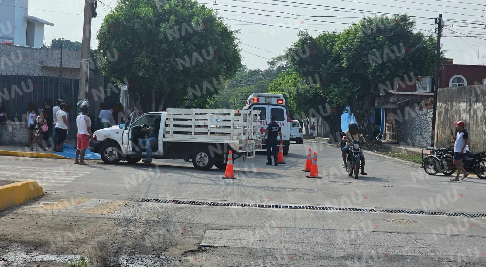 Choque de motocicleta y vehículo deja una persona lesionada