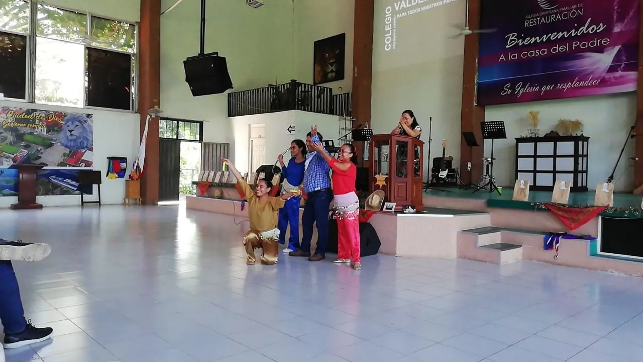 Iglesia “Restauración” festejó a los padres