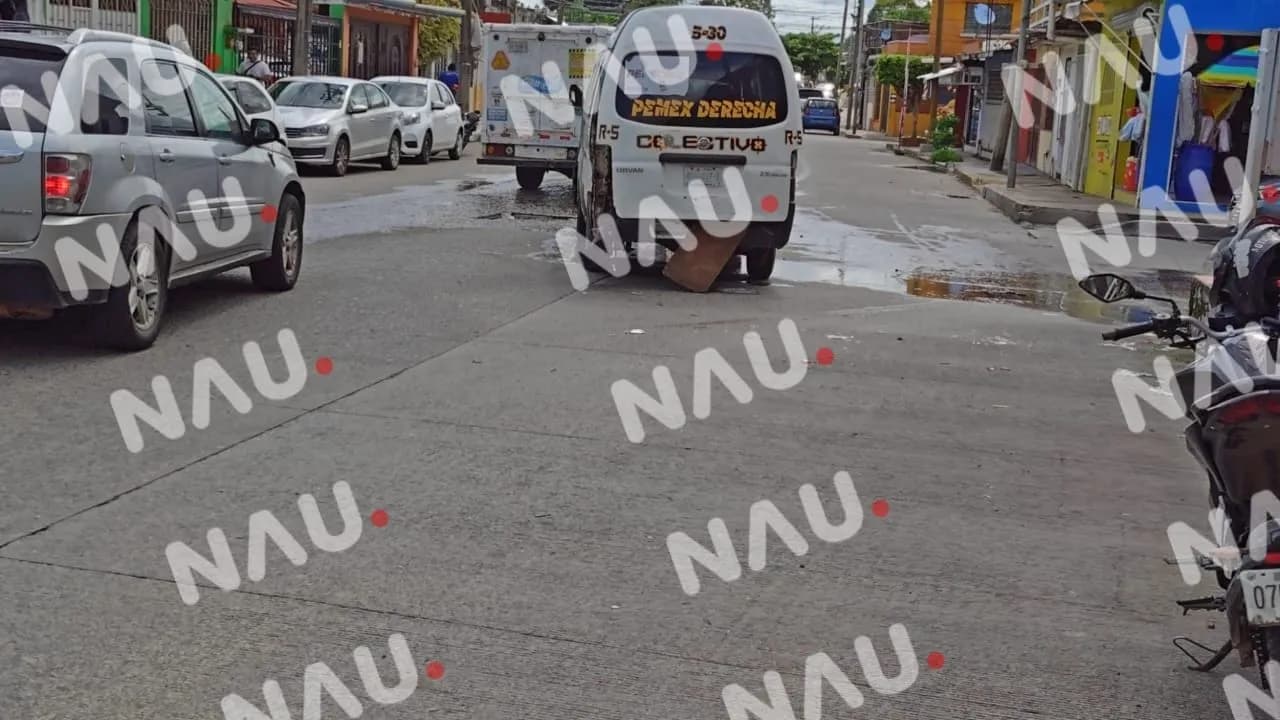 Accidente vehicular en la 28 Oriente: choque entre colectivo de Pemex y camioneta CRV