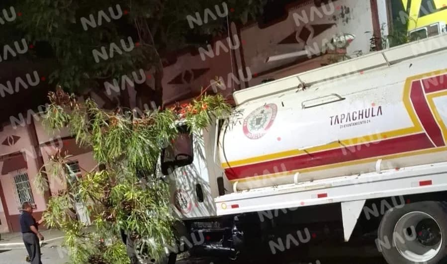 Pipa de bomberos sufre accidente en Tapachula mientras acudía a un incendio