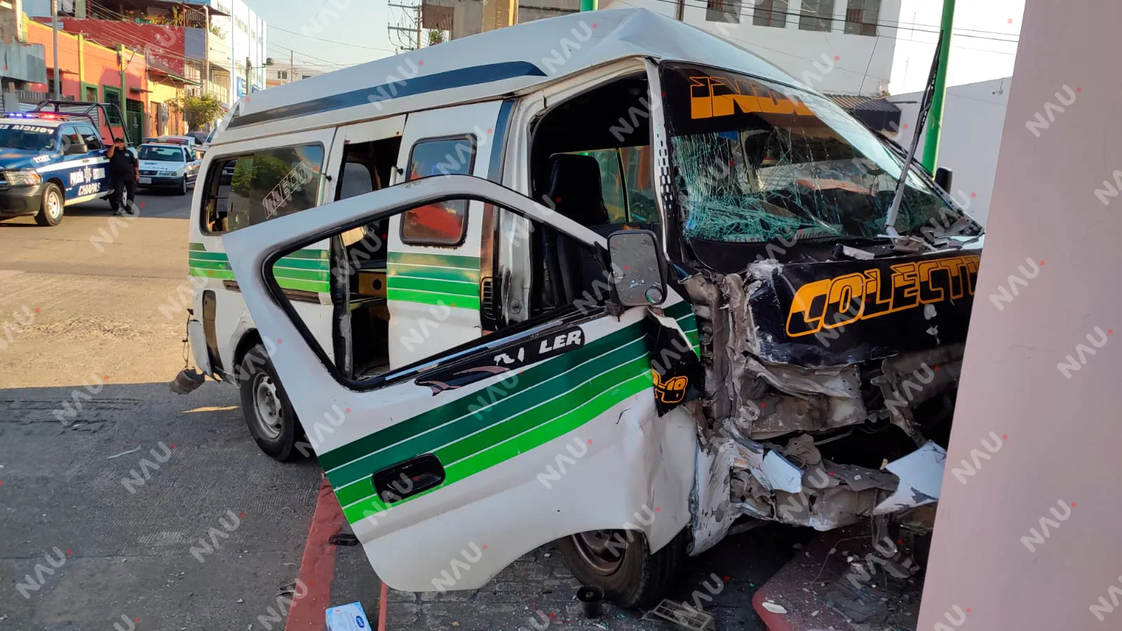 Dos personas lesionadas y daños materiales por más de $100,000 deja accidente entre combi y un taxi.