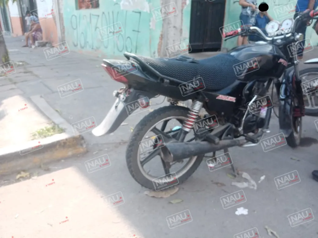 Motociclista derrapa tras evitar atropellar a un persona de la 3a edad