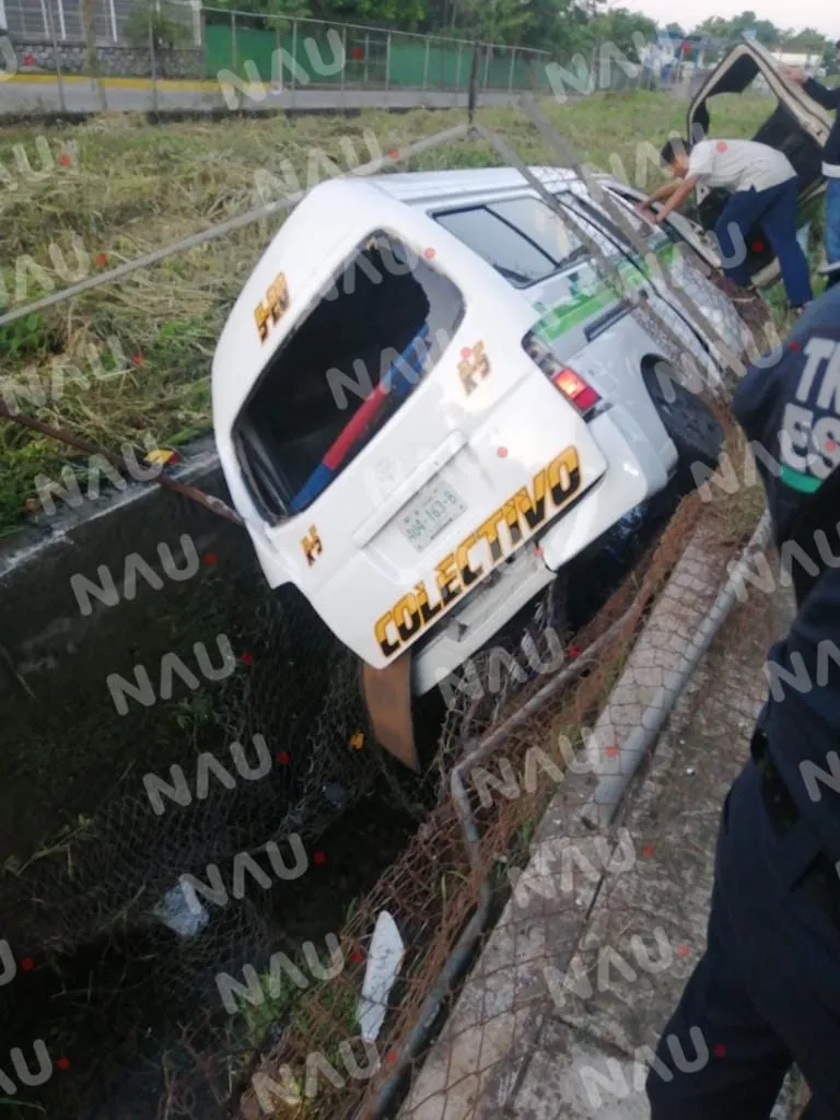 Combi es abandonada en el dren pluvial del par vial