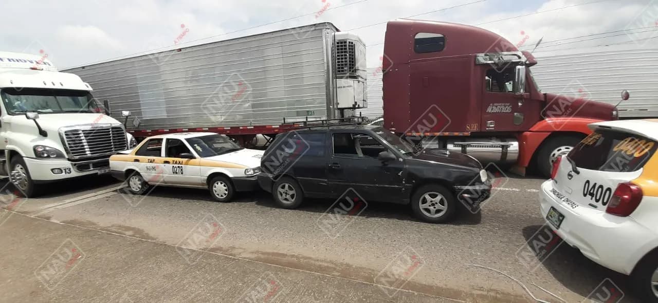 Tráiler choca contra tres carros
