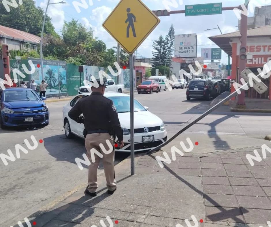No respetó semáforo y provoca choque en céntrico crucero de Tapachula