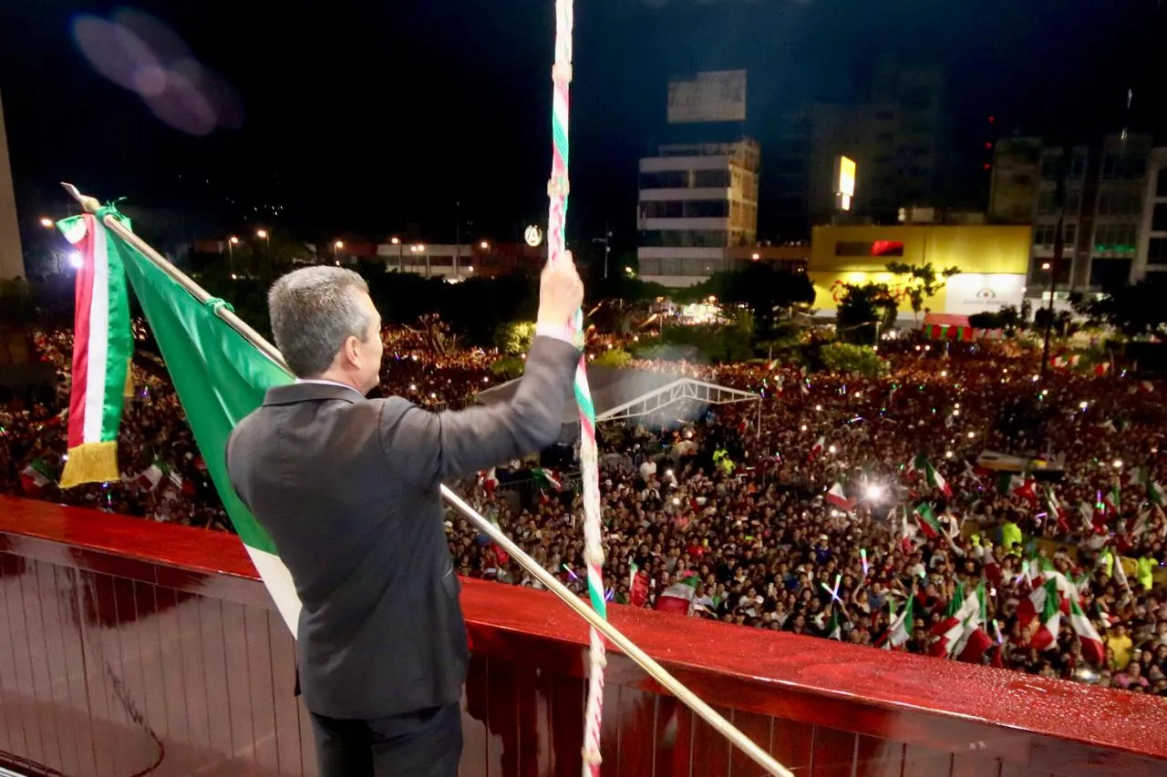 Rutilio Escandón conmemora el 214 Aniversario del Grito de Independencia acompañado de las familias chiapanecas