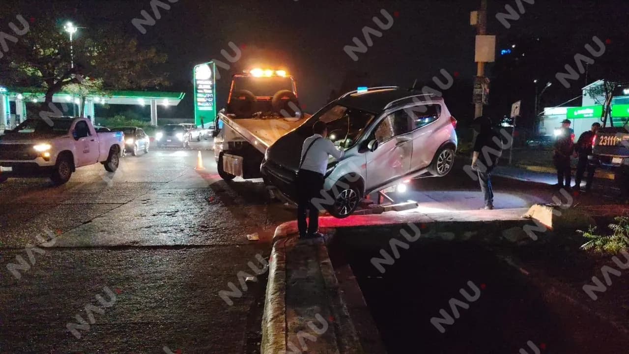 Otro vehículo cae al dren pluvial de la 7ª Sur, a la altura de Plaza Galerías
