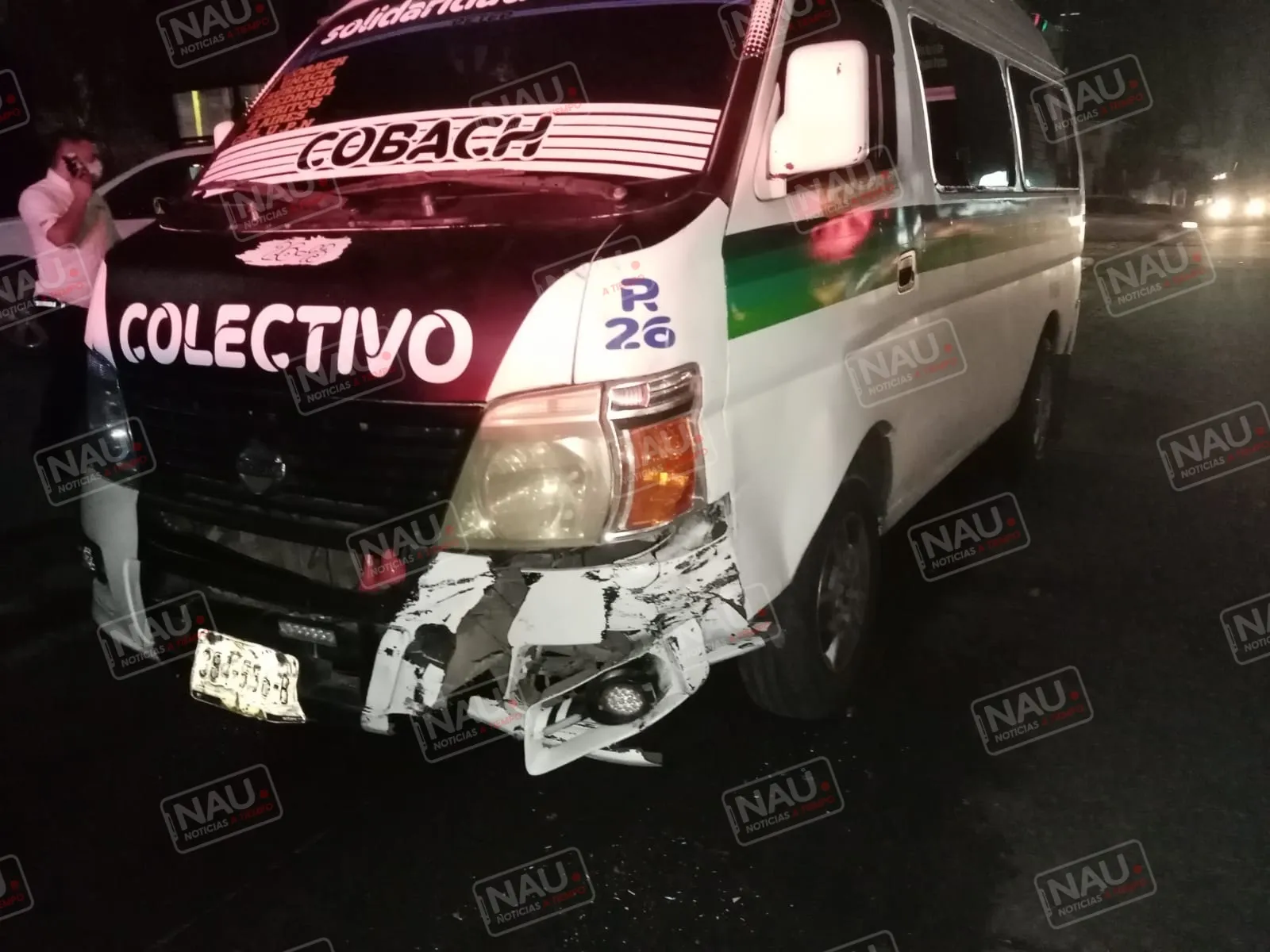 Choca vehículo con combi de pasaje, deja solo daños