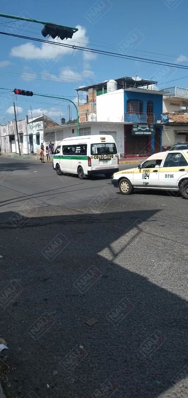 Pasajera de un combi y motociclista, resultaron con lesiones