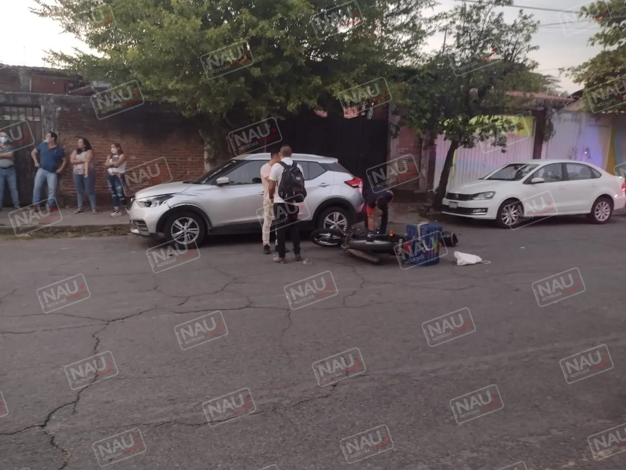 Conductor choca contra motocicleta y deja dos lesionados leves y daños a un vehículo estacionado