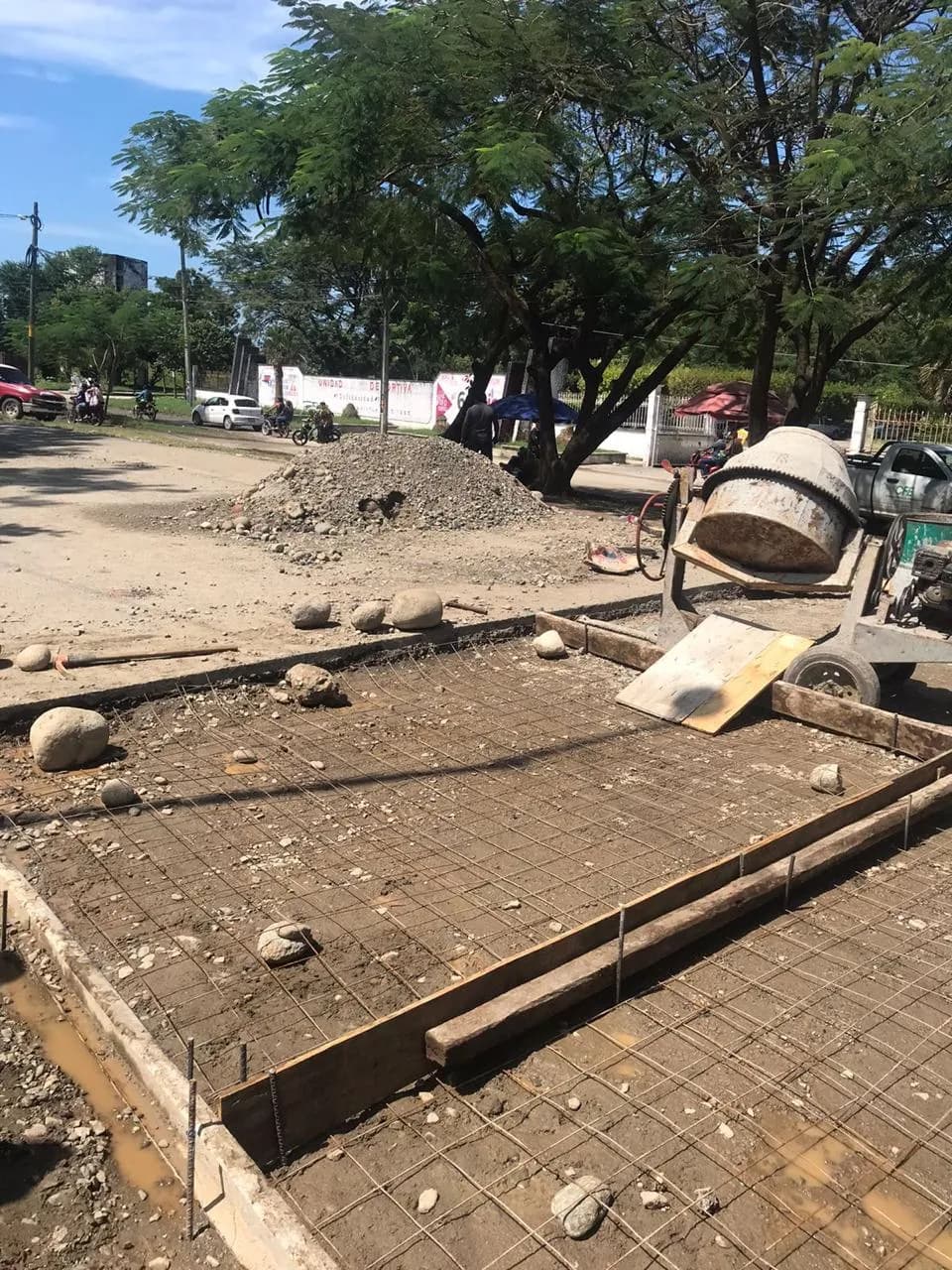 La Secretaría de Obras Públicas por instrucciones del Presidente Municipal; Carlos Eduardo Salazar Gam continúa en los trabajos de Obra en el tramo que comprende del Puente Nuevo Milenio a la zona baja del Municipio y que comunica a su vez al Boulevard Jaime Fernández Armendáriz, hacia los Nuevos Milenios.