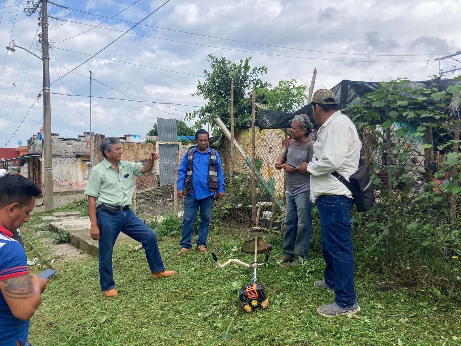 Por instrucciones del Presidente Municipal Julio Enrique Gamboa Altúzar, el director General del Sistema de Agua Potable y Alcantarillado Municipal (SAPAM) Tuxtla Chico, Elvis Becerra López constató esta mañana la zona del derrumbe que ocasionaron las lluvias del fin de semana en el ejido Faja de Oro crucero a ejido Guatimóc municipio de Cacahoatán, situación que ha provocado que el agua no llegue limpia a los hogares.