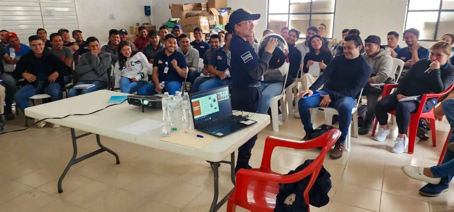 Refuerzan seguridad vial con cursos a conductores de empresas locales.