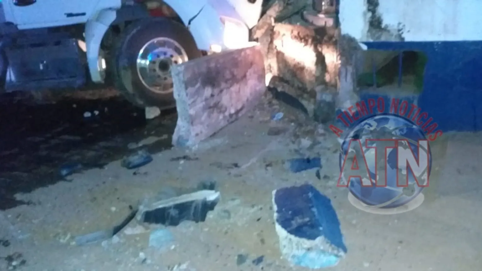 Abandonan tráiler tras chocar contra fachada de un hotel