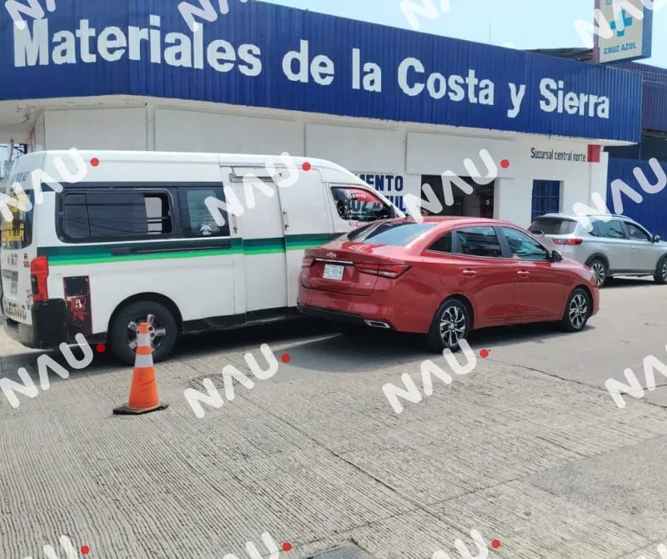 Choque entre colectivo y automóvil en pleno centro de Tapachula deja solo daños materiales