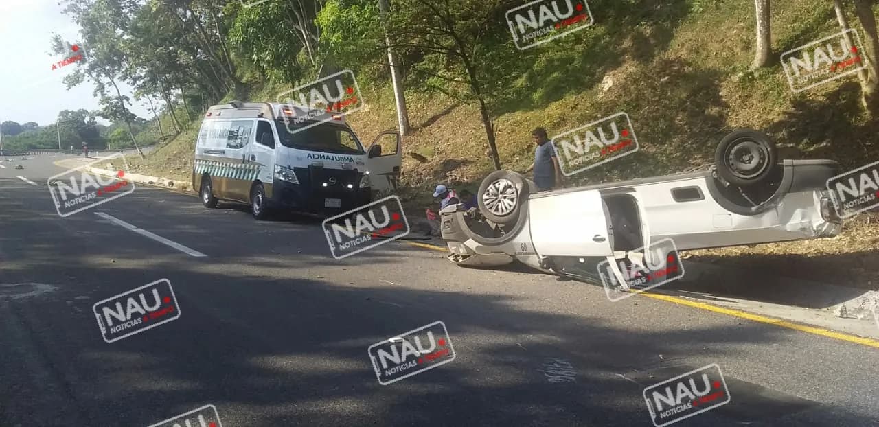 Una piedra en el camino ocasionó que terminara volcado en la carretera costera.