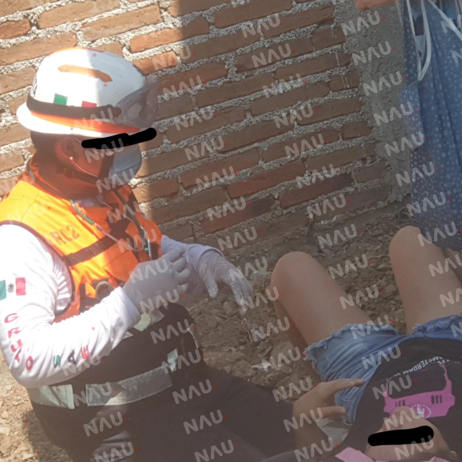 Atiende SAE a una mujer que se cayó de la azotea de una casa