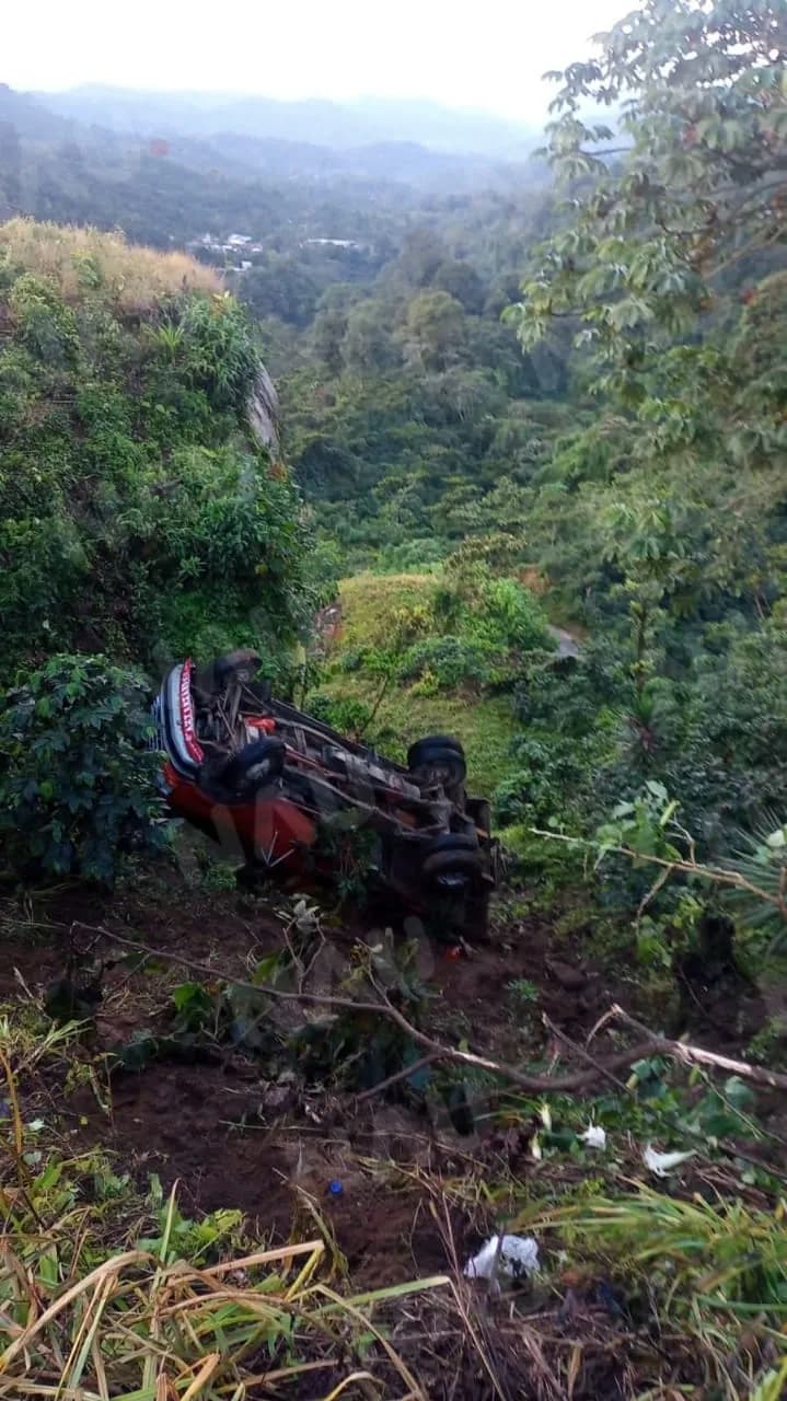 Confirman volcadura de un camión de 3 toneladas en la sierra de MOTOZINTLA