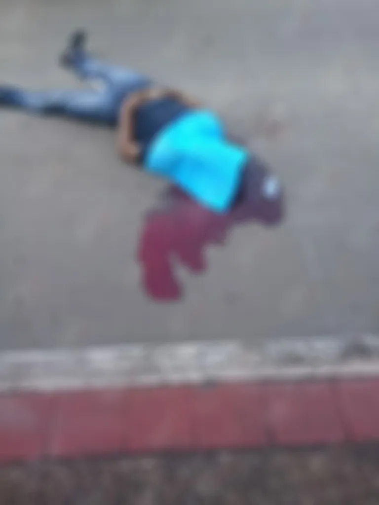 Muere guatemalteco al caer de cabeza de un carro en movimiento