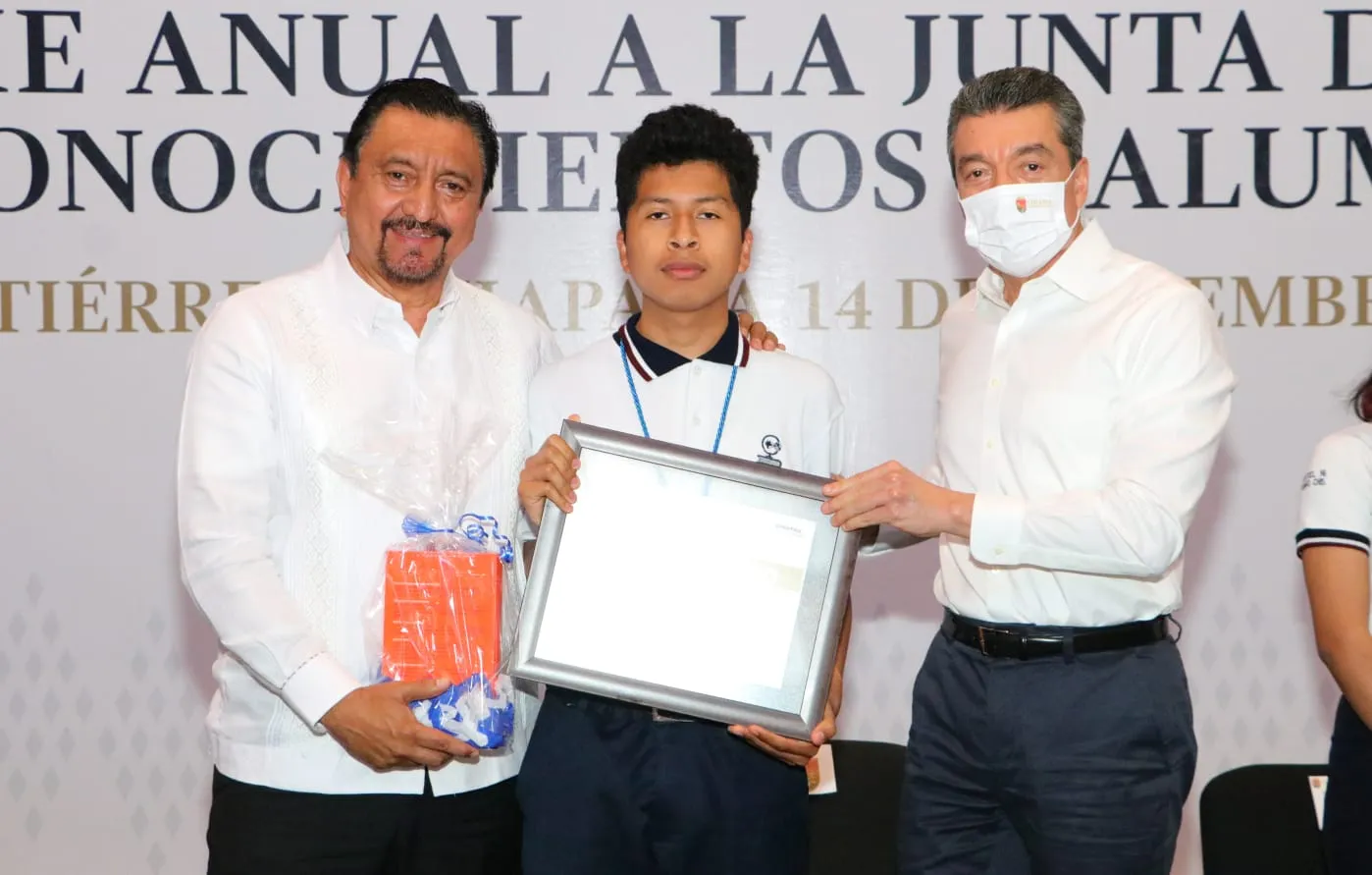 Rutilio Escandón entrega estímulos por la Excelencia Académica a estudiantes del Cobach
