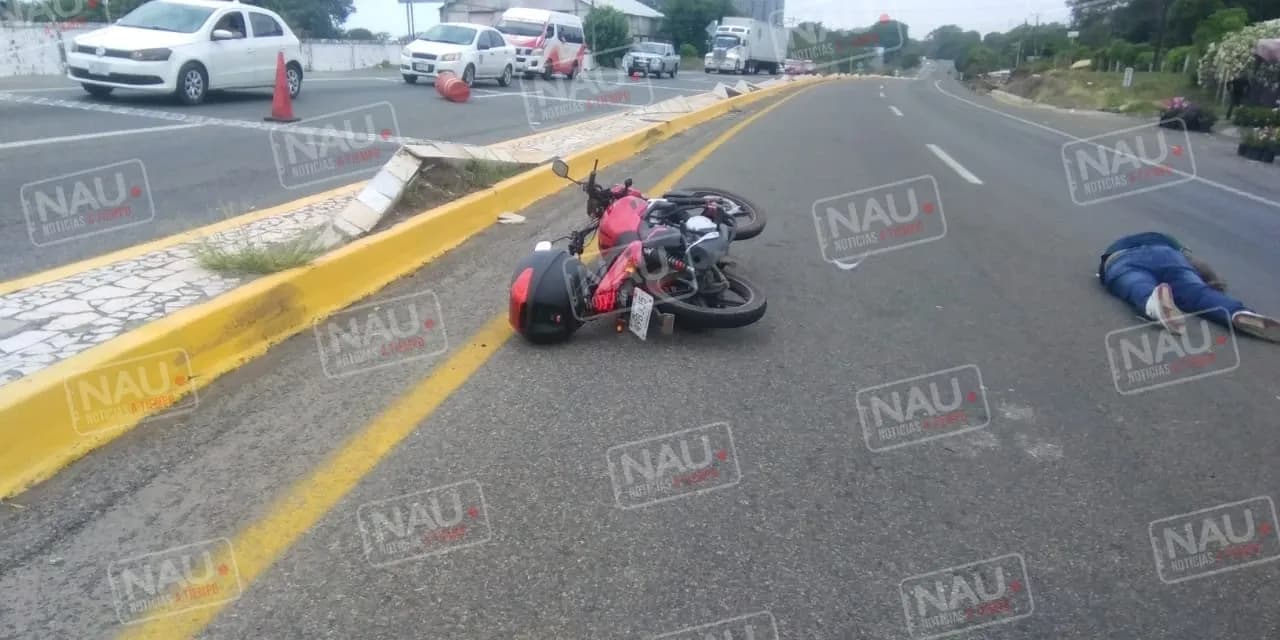 Motociclista lesionado al derrapar en el ejido Viva México