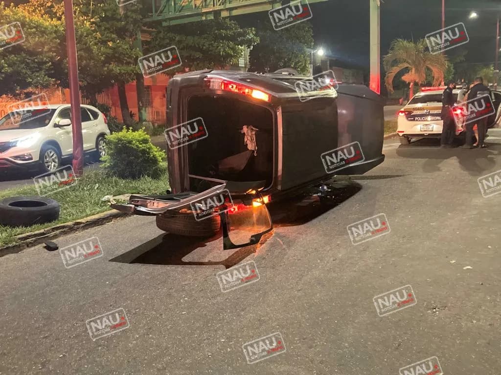 Vuelca camioneta en la colonia 5 de Febrero.