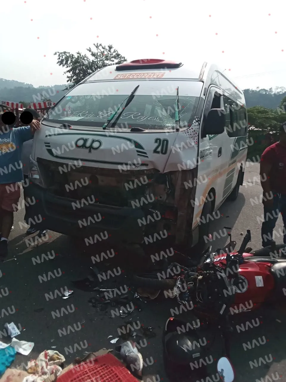 Un motociclista lesionado en Tuxtla Chico al chocar contra una combi de pasaje