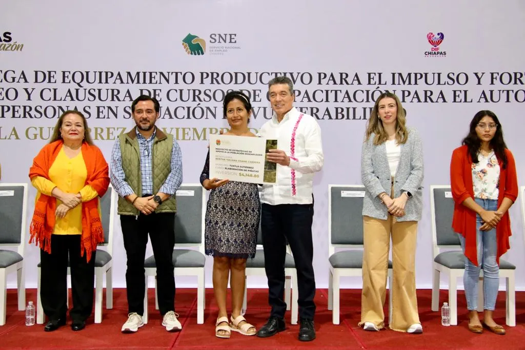 Entrega Rutilio Escandón equipamiento productivo para el impulso y fortalecimiento del empleo