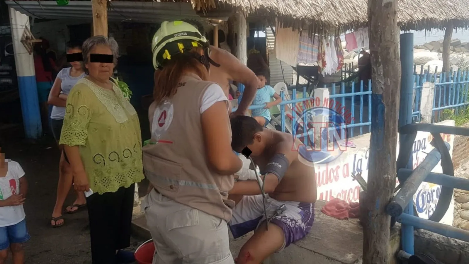 Rescatan con vida a joven que se estaban ahogado en San Benito